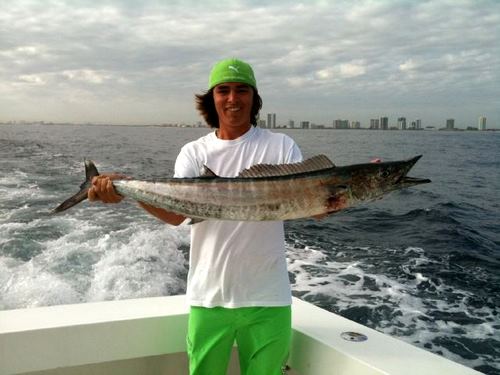 The Golf Blog says: Rickie Fowler tweeted a photo of a huge fish he apparently caught in Hawaii. Now that#39;s one huge bump!